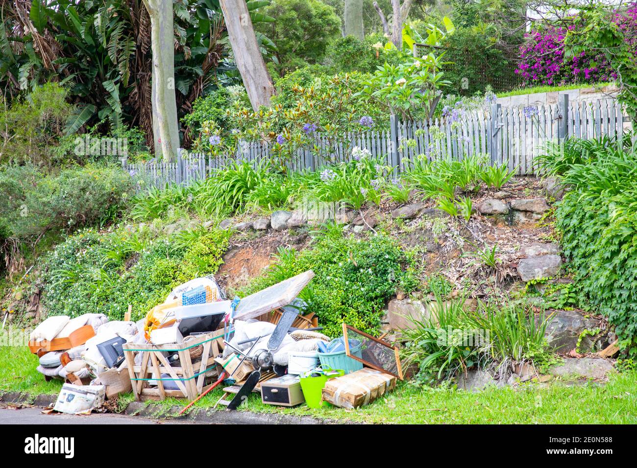 Abholung durch den Rat, Northern Beaches der rat in Sydney betreibt zweimal jährlich im Voraus gebuchte Sammlung von harten Abfällen aus jedem Haushalt an der Bordsteinseite Stockfoto