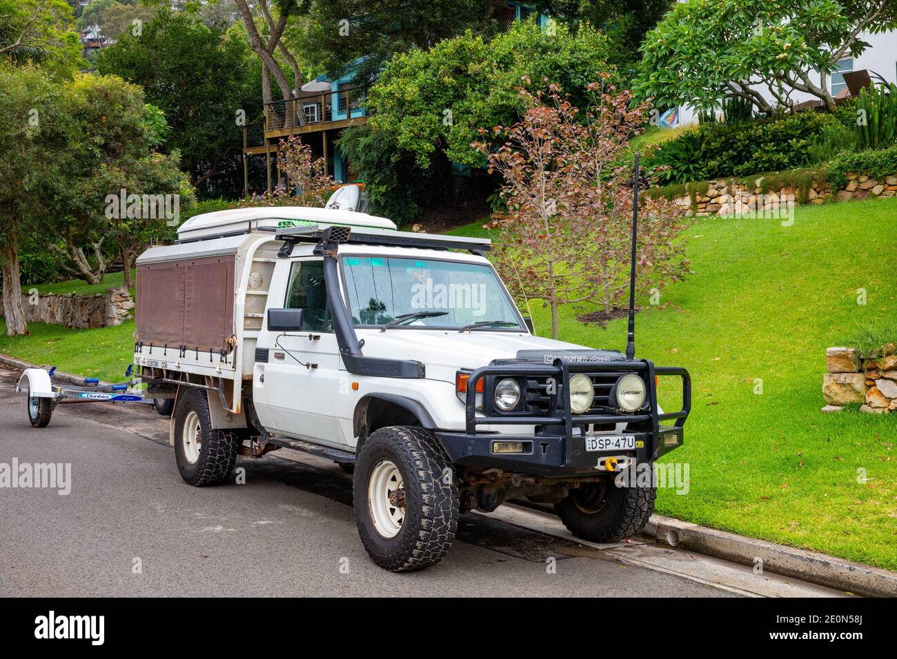 Toyota landcruiser 79 mit Bullbars, Winde montiert und hintere Kabine für den Off-Road-Einsatz in Australien Stockfoto