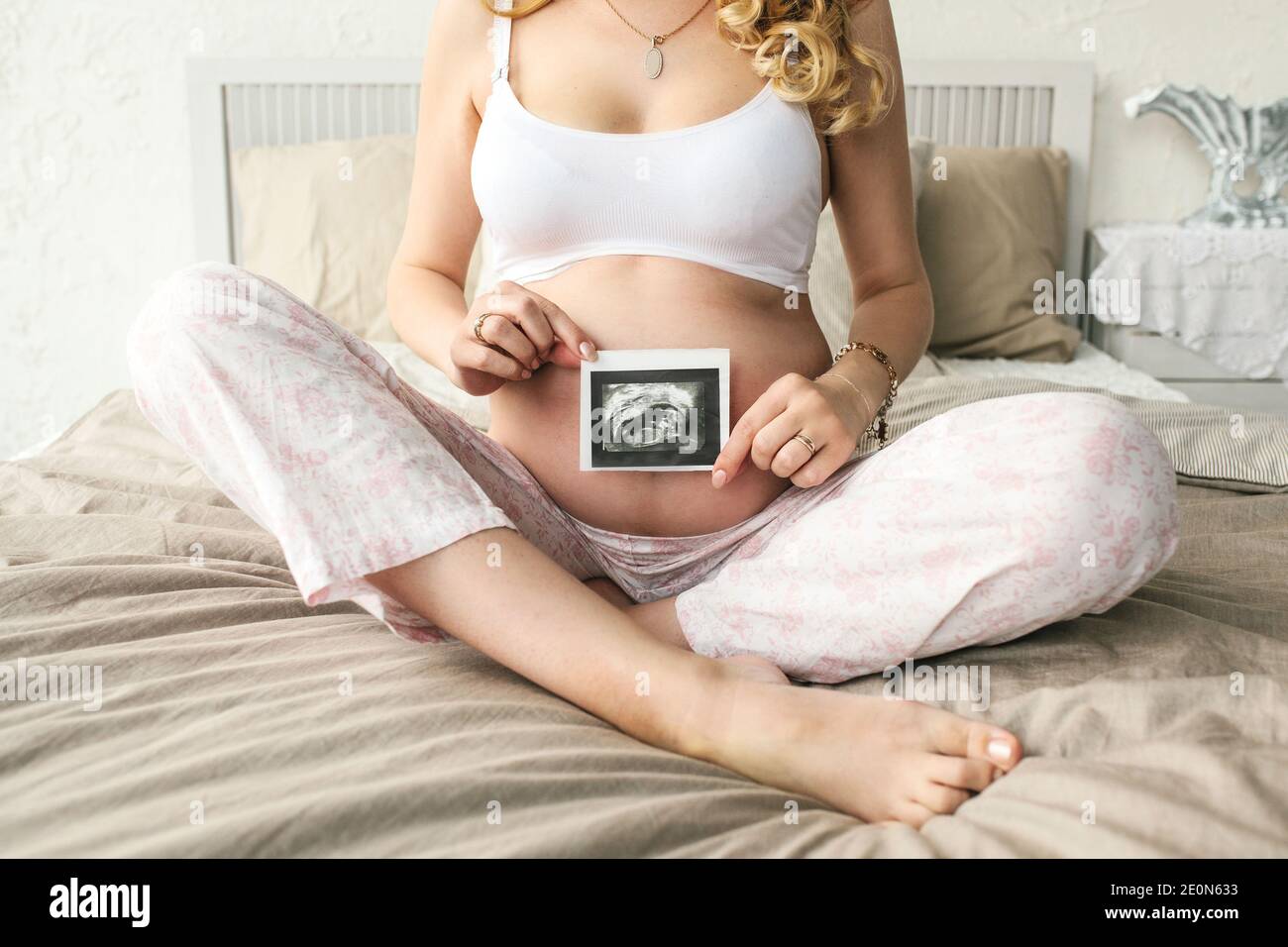 Schöne Erwachsene schwangere Frau. Warten auf das Baby. Schwangerschaft. Pflege, Zärtlichkeit Mutterschaft Stockfoto