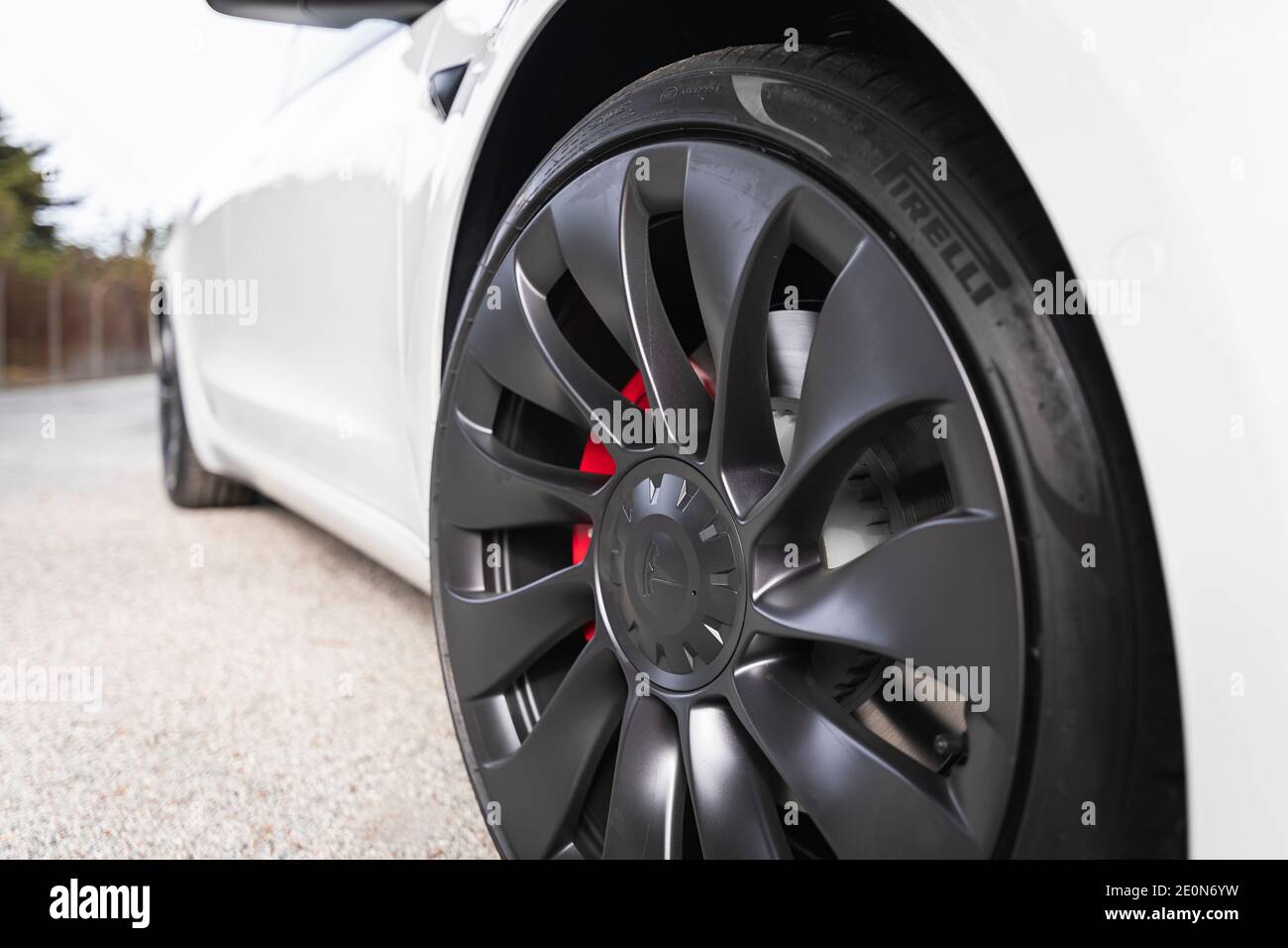 Moss Beach USA - 1. Januar 2021: 20 Zoll Uberturbine Wheels und Pirelli  Reifen auf Elektroauto Tesla Model 3 Dual Motor Performance AWD in Perlweiß  Stockfotografie - Alamy