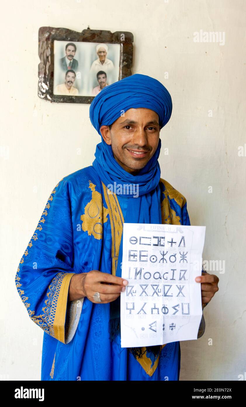 Ein Porträt eines Berbermanns in traditionellen Gewändern, der ein arabisches Alphabet in Rissani trägt. Rissani ist eine Stadt in der Nähe von Erfoud. Stockfoto