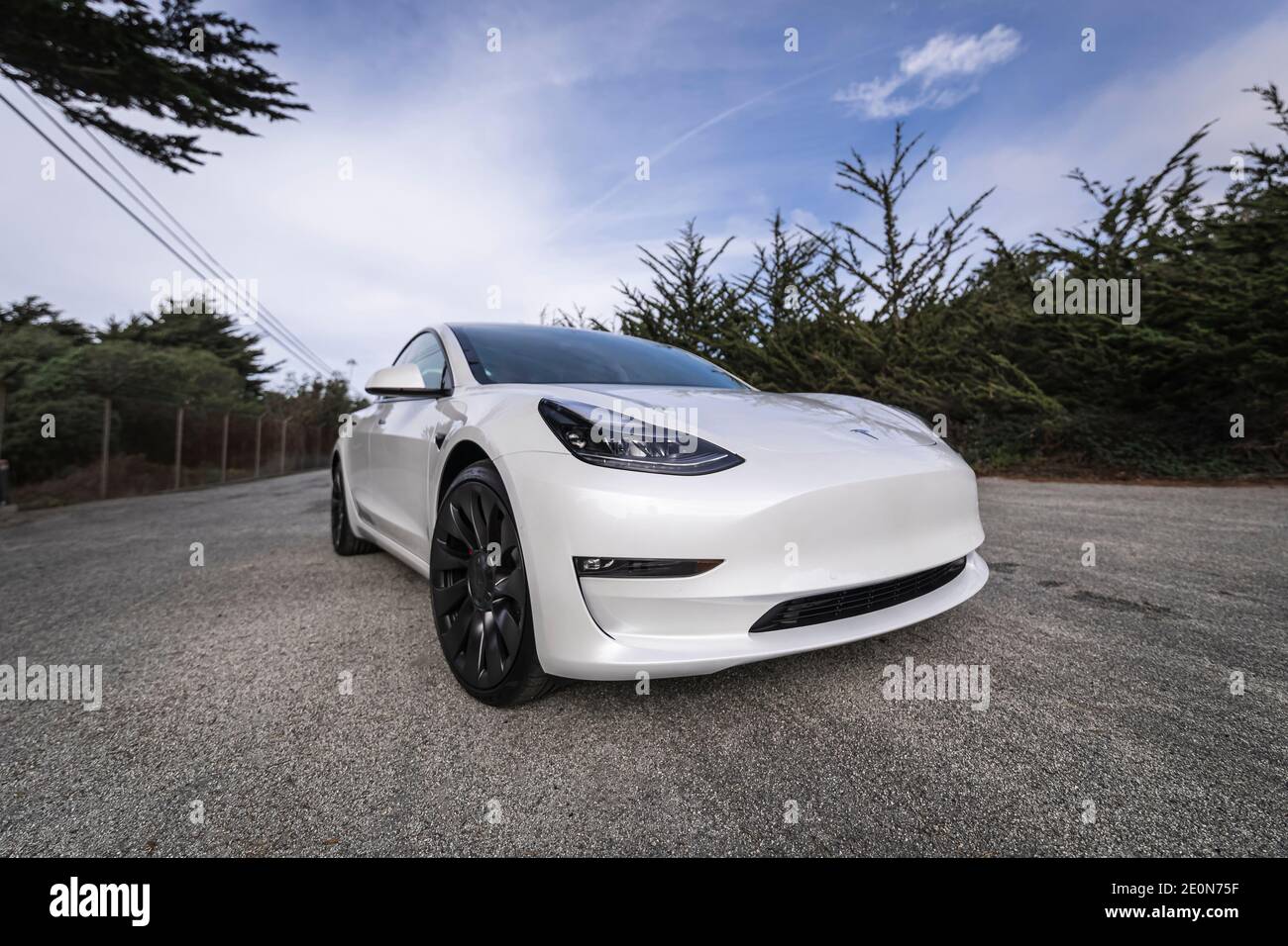 Moss Beach USA - 1. Januar 2021: Pearl White Electric Tesla Model 3 Dual Motor Performance AWD Auto mit 20 Zoll Uberturbine Räder in der Nähe von San Francisco Stockfoto