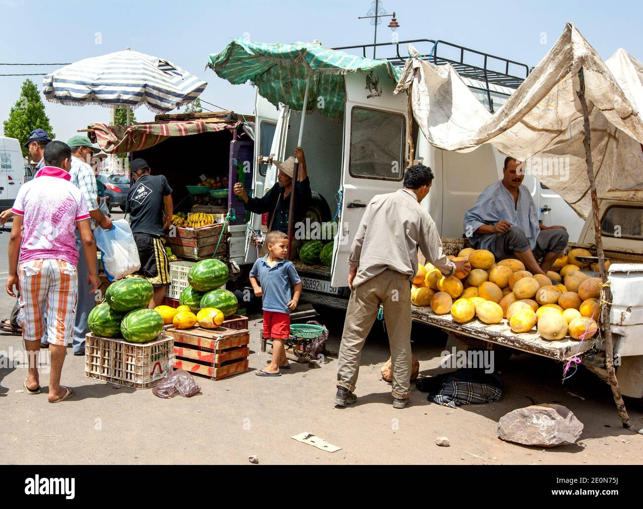 Auf dem Tahanoute-Markt im Hohen Atlasgebirge Marokkos können Sie die Verkäufer mit einem bunten Angebot an Obst und Gemüse herstellen. Stockfoto