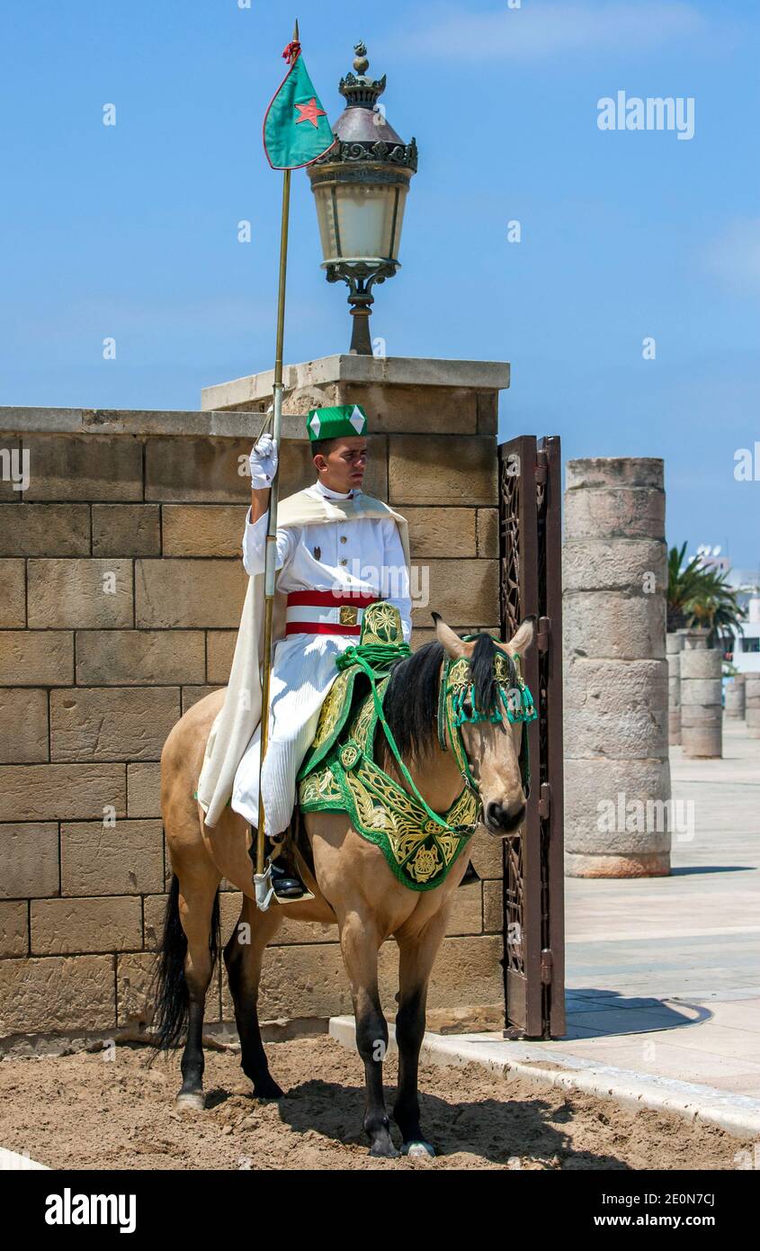 Ein berittene Soldat am 12. Jahrhundert ummauerten Eingang zum Hassan-Turm in Rabat, Marokko. Der Hassan-Turm ist das Minarett einer unvollständigen Moschee. Stockfoto