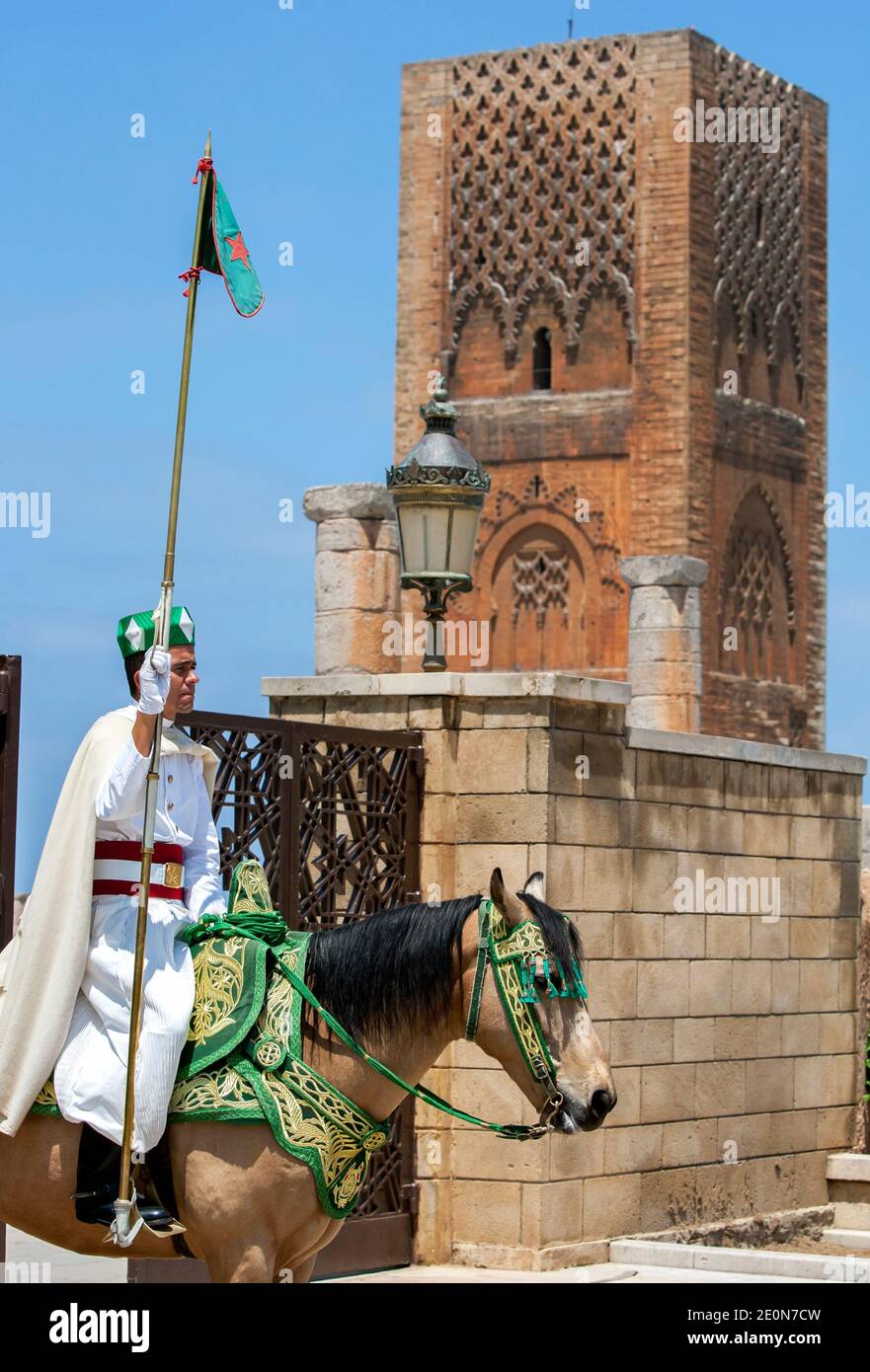 Ein berittene Soldat am 12. Jahrhundert ummauerten Eingang zum Hassan-Turm in Rabat, Marokko. Der Hassan-Turm ist das Minarett einer unvollständigen Moschee. Stockfoto