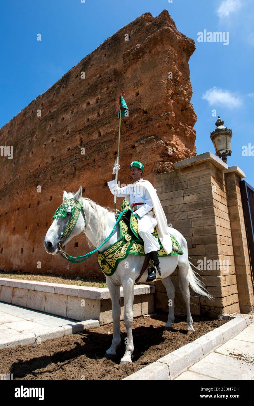 Ein berittene Soldat am 12. Jahrhundert ummauerten Eingang zum Hassan-Turm in Rabat, Marokko. Der Hassan-Turm ist das Minarett einer unvollständigen Moschee. Stockfoto