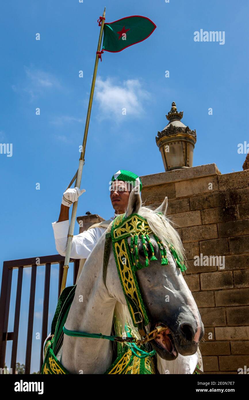 Ein berittene Soldat am 12. Jahrhundert ummauerten Eingang zum Hassan-Turm in Rabat, Marokko. Hassan Tower ist das Minarett einer unvollständigen Moschee. Stockfoto