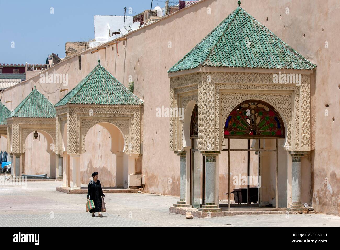 Eine Dame spaziert durch den schönen Lahdim Platz in Meknes. Meknes ist nach einem Berberstamm benannt, der als Miknasa bekannt war. Stockfoto