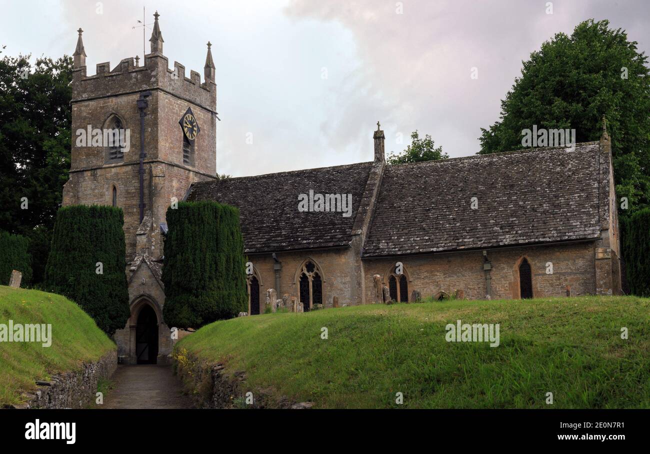 GLOUCESTERSHIRE, Großbritannien - 03. JULI 2008: Außenansicht der St. Peter's Church bei Upper Slaughter in den Cotswolds Stockfoto