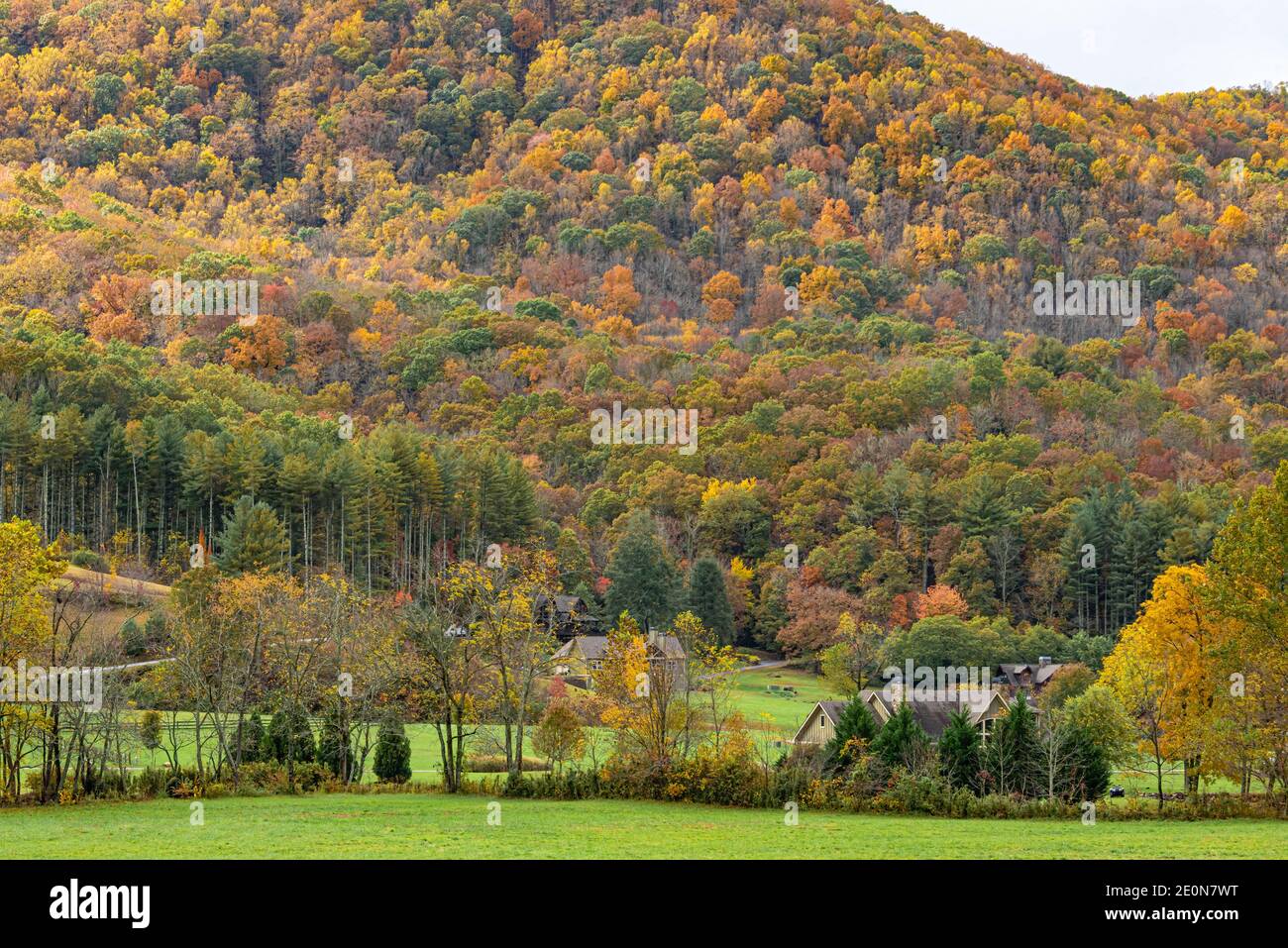 Farbenfrohe Herbstlandschaft am Hiawassee nahe dem Chatuge-See in den Bergen Nordgeorgien. (USA) Stockfoto