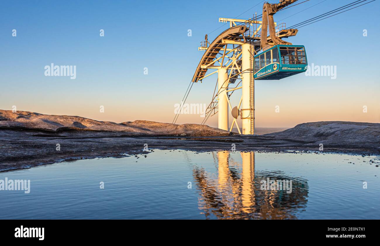 Bergblick beim Sonnenuntergang des Summit Skyride im Stone Mountain Park in Atlanta, Georgia. (USA) Stockfoto