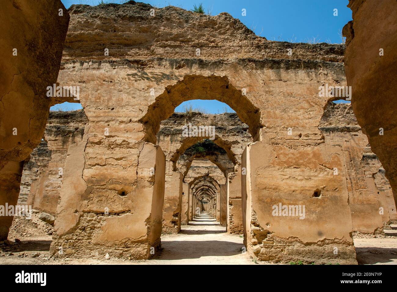 Ruinen der Ställe von Heri es-Souani in Meknes, Marokko. Die Ställe beherbergten einst bis zu 12000 Pferde und wurde von Moulay Ismail im 17. Jahrhundert erbaut. Stockfoto
