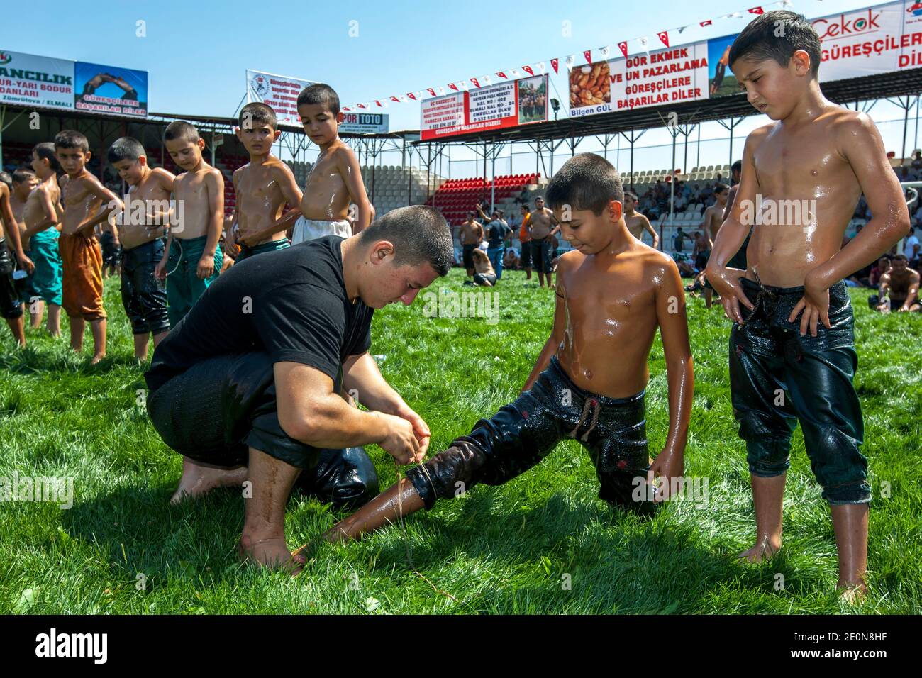 Ein junger Wrestler hat sein Küsschen vor dem Wettbewerb beim Elmali Turkish Oil Wrestling Festival in der Türkei gebunden. Stockfoto