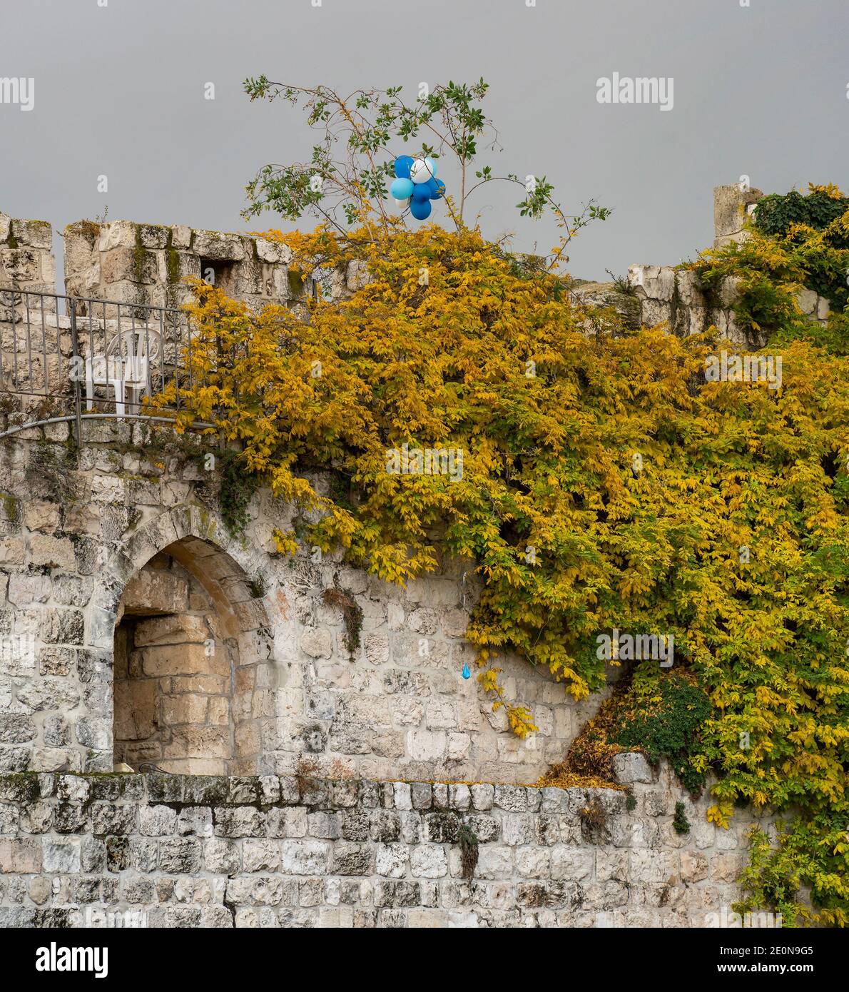 Streunende Ballons an den Wänden des alten Jerusalems auf an Bewölktes Wetter Stockfoto