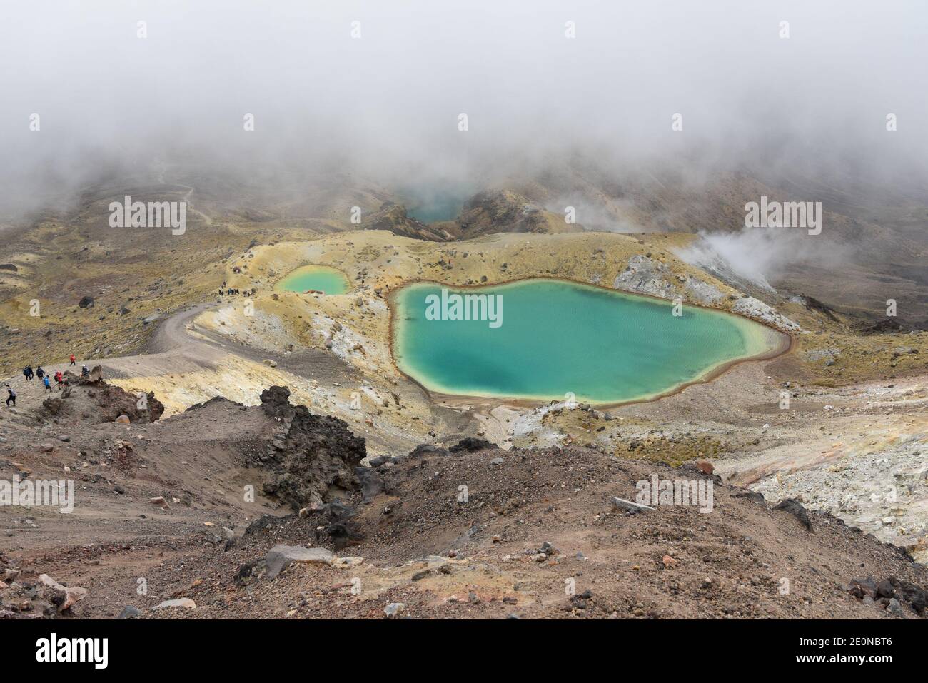 Tangariro. Januar 2021. Rucksacktouristen wandern am Tongariro Alpine Crossing entlang, um die Emerald Lakes auf der zentralen Nordinsel Neuseelands zu besuchen, am 2. Januar 2021. Der Tongariro Alpine Crossing liegt im Tongariro National Park, einem zweifachen Weltkulturerbe, und ist als einer der besten Tageswanderungen Neuseelands bekannt. Kredit: Guo Lei/Xinhua/Alamy Live Nachrichten Stockfoto