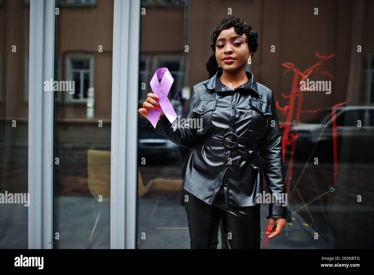 Konzept des Weltkrebstages, 4. Februar. afroamerikanische Frau halten lila Band Bewusstsein. Stockfoto