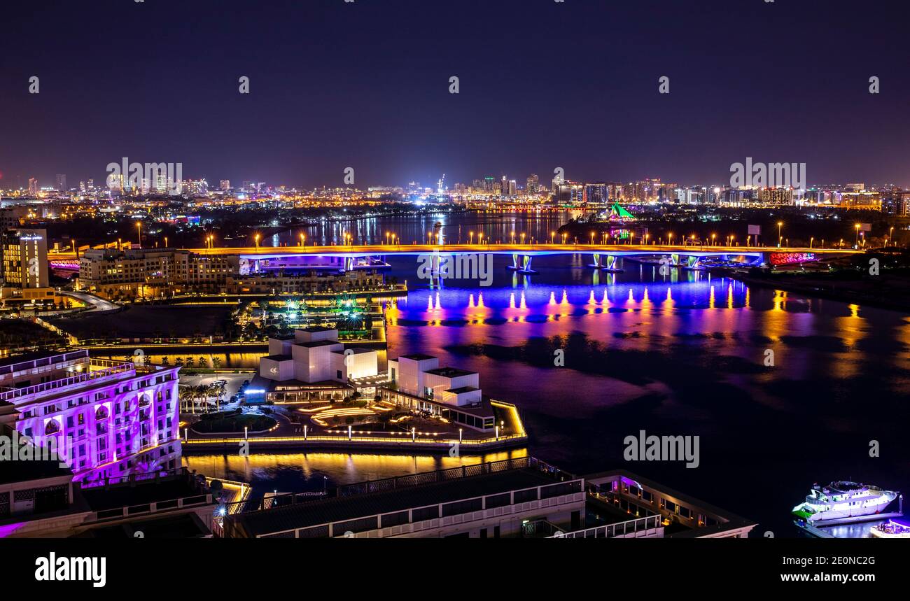 Dubai, Vereinigte Arabische Emirate, 31. Dezember 2020: Blick über Dubai Creek und Al Garhoud Bridge Stockfoto