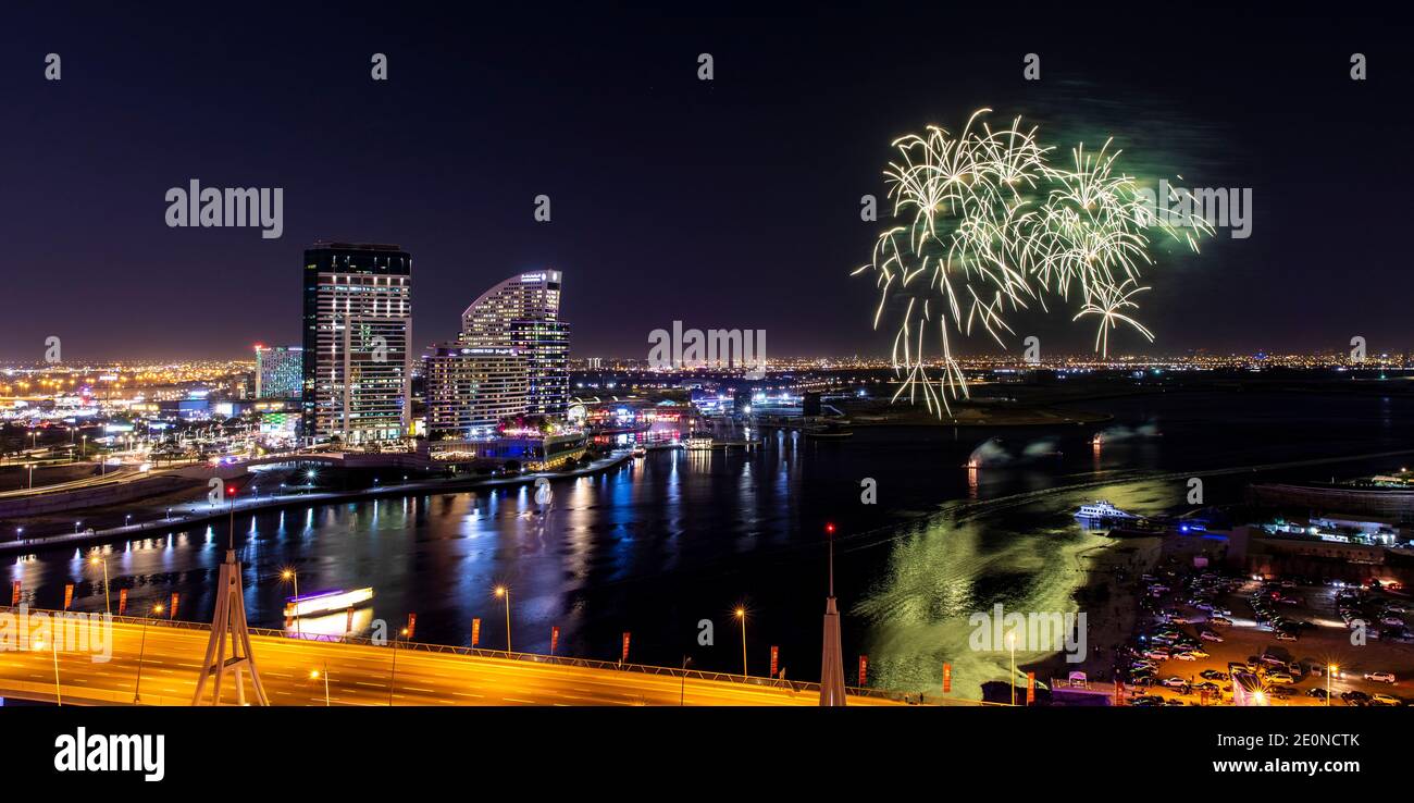 Dubai, Vereinigte Arabische Emirate, 31. Dezember 2020: Blick über Dubai Festival City und Silvester Feuerwerk Stockfoto