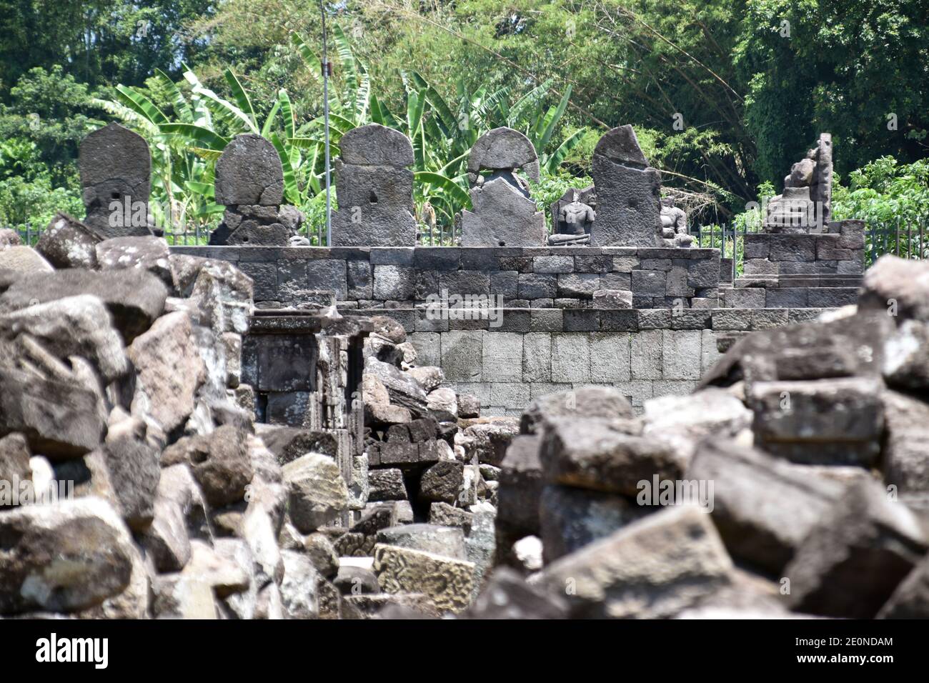 Steinterrasse im Plaosan-Tempelkomplex in Zentral-Java, Indonesien Stockfoto