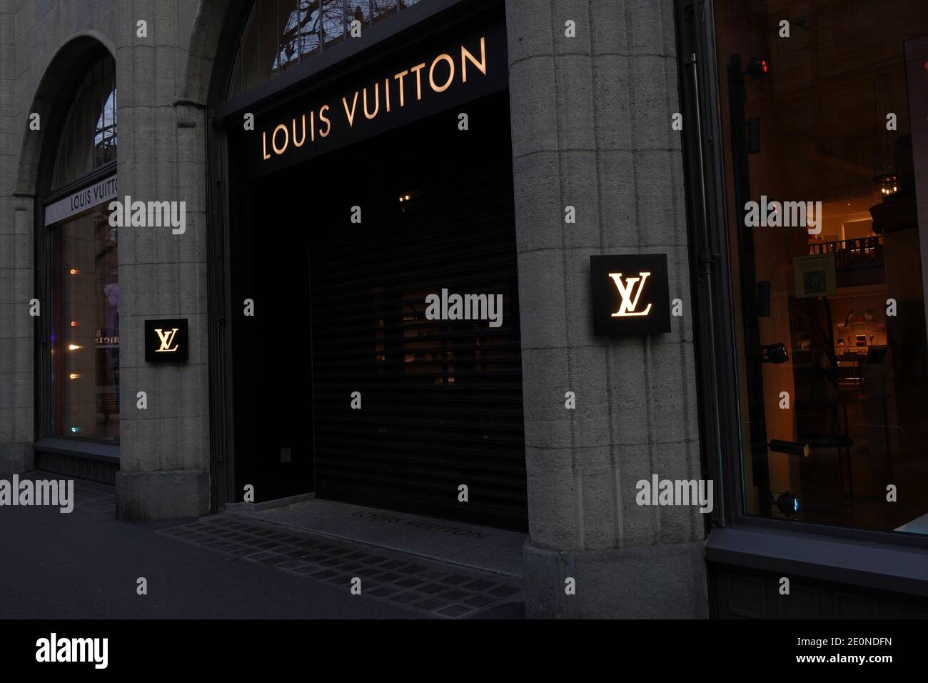 Louis Vuitton Boutique in Zürich. Das französische Luxus-Modehaus ist  berühmt für Lederhandtaschen, Reiseaccessoires, Schuhe, Uhren,  Sonnenbrillen Stockfotografie - Alamy