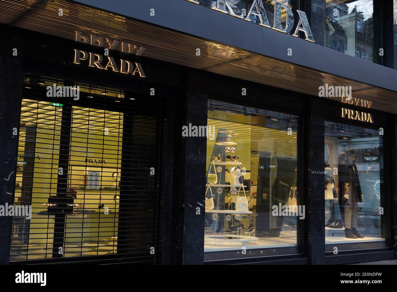 Prada Boutique in Zürich Schweiz. Dieses italienische Modehaus ist berühmt für Lederhandtaschen, Reiseaccessoires, Schuhe, Ready-to-wear, Parfums. Stockfoto