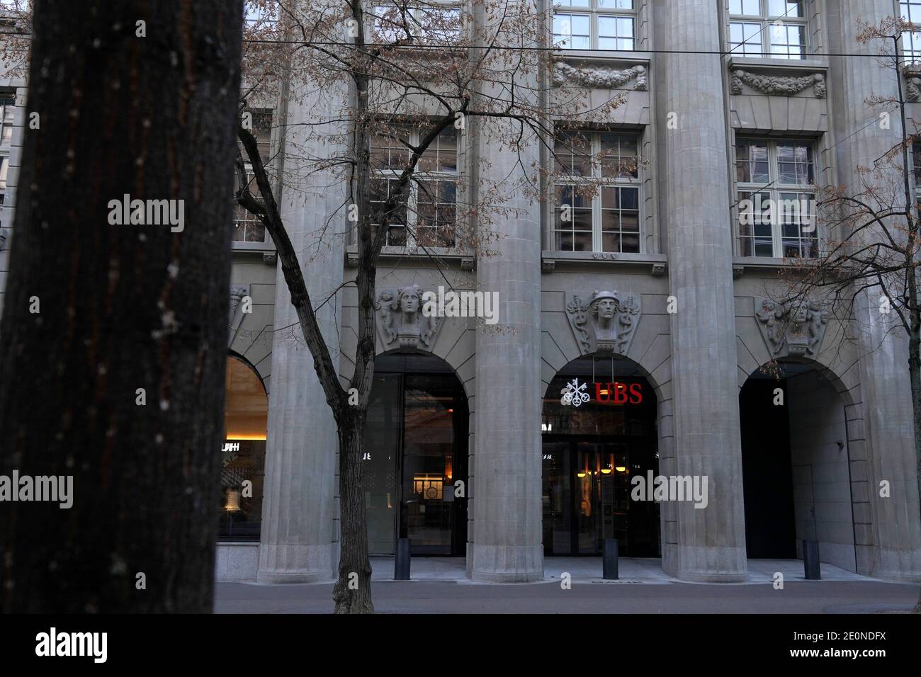 Historisches Gebäude im Stadtzentrum von Zürich mit Logo einer Schweizer Bank UBS an der Fassade in rot-weißen Farben. Stockfoto