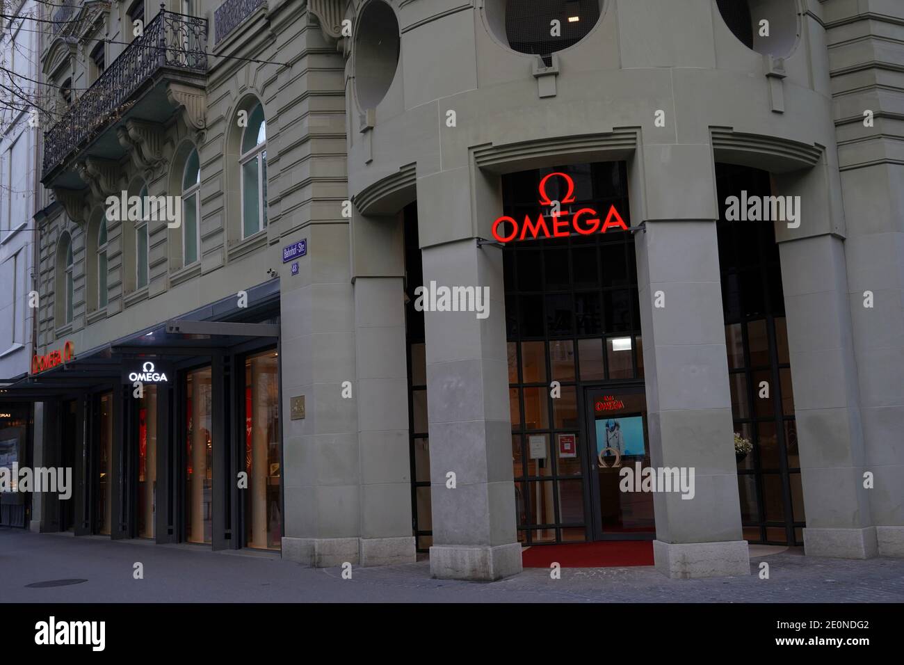Omega Boutique oder Geschäft im historischen Gebäude in Zürich an der Haupt-und teuersten Straße der Stadt. Die Buchstaben und das Symbol für das Etikett sind rot. Stockfoto