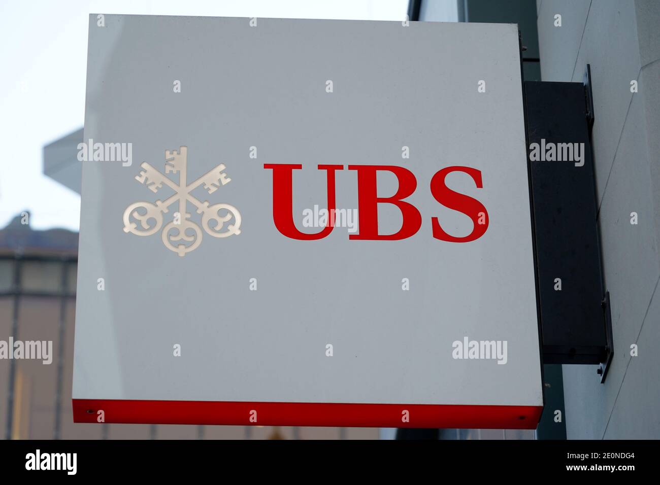 Zürich, Schweiz - 12 20 2020: Logo einer Schweizer Bank UBS close up in rot und weiß. Stockfoto