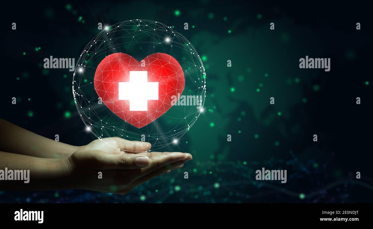 Hand hält rotes Herz mit weißem Kreuz Symbol. Hintergrund der Weltkarte. Gesundheitswesen, Krankenversicherung, Wohltätigkeitsorganisation und Medizin Konzept. Speicherplatz kopieren. Stockfoto