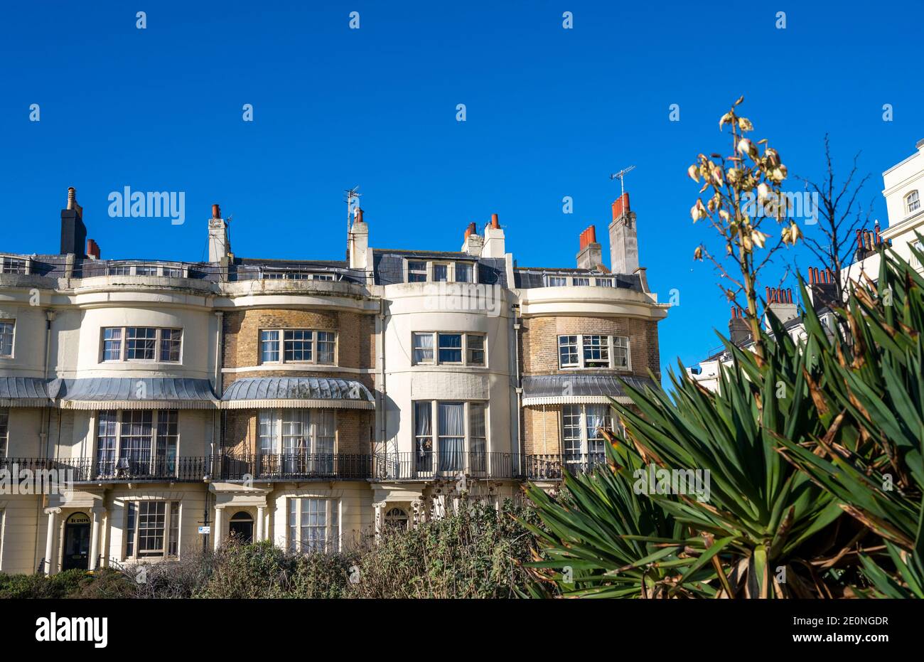 Regency Square in Brighton Sussex Großbritannien. Regency Square ist eine große 3-seitige Wohnanlage aus dem frühen 19. Jahrhundert direkt am Meer Stockfoto