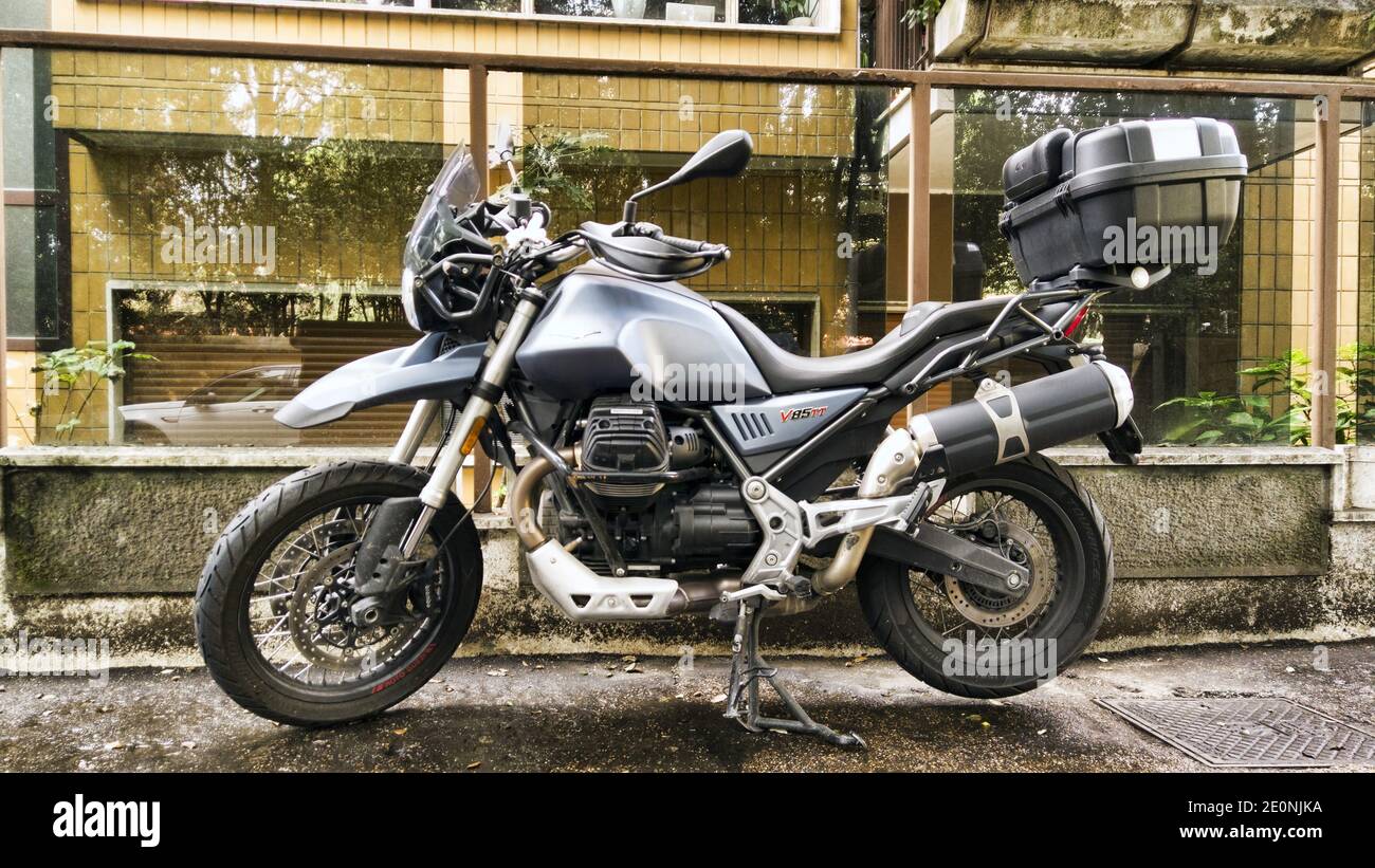 Rom, Italien - 05. Dezember 2020: Schönes Motorradmodell Moto Guzzi V85 TT 850 in grauer Farbe geparkt in der Straße von italienischen Motorradmann produziert Stockfoto