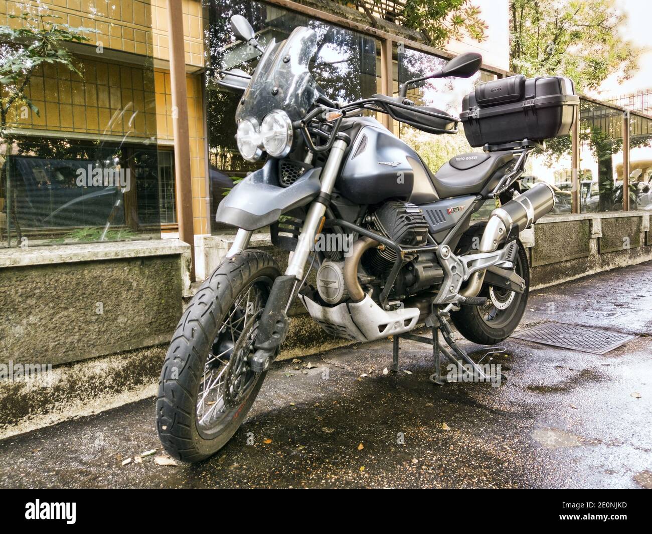 Rom, Italien - 05. Dezember 2020: Schönes Motorradmodell Moto Guzzi V85 TT 850 in grauer Farbe geparkt in der Straße von italienischen Motorradmann produziert Stockfoto