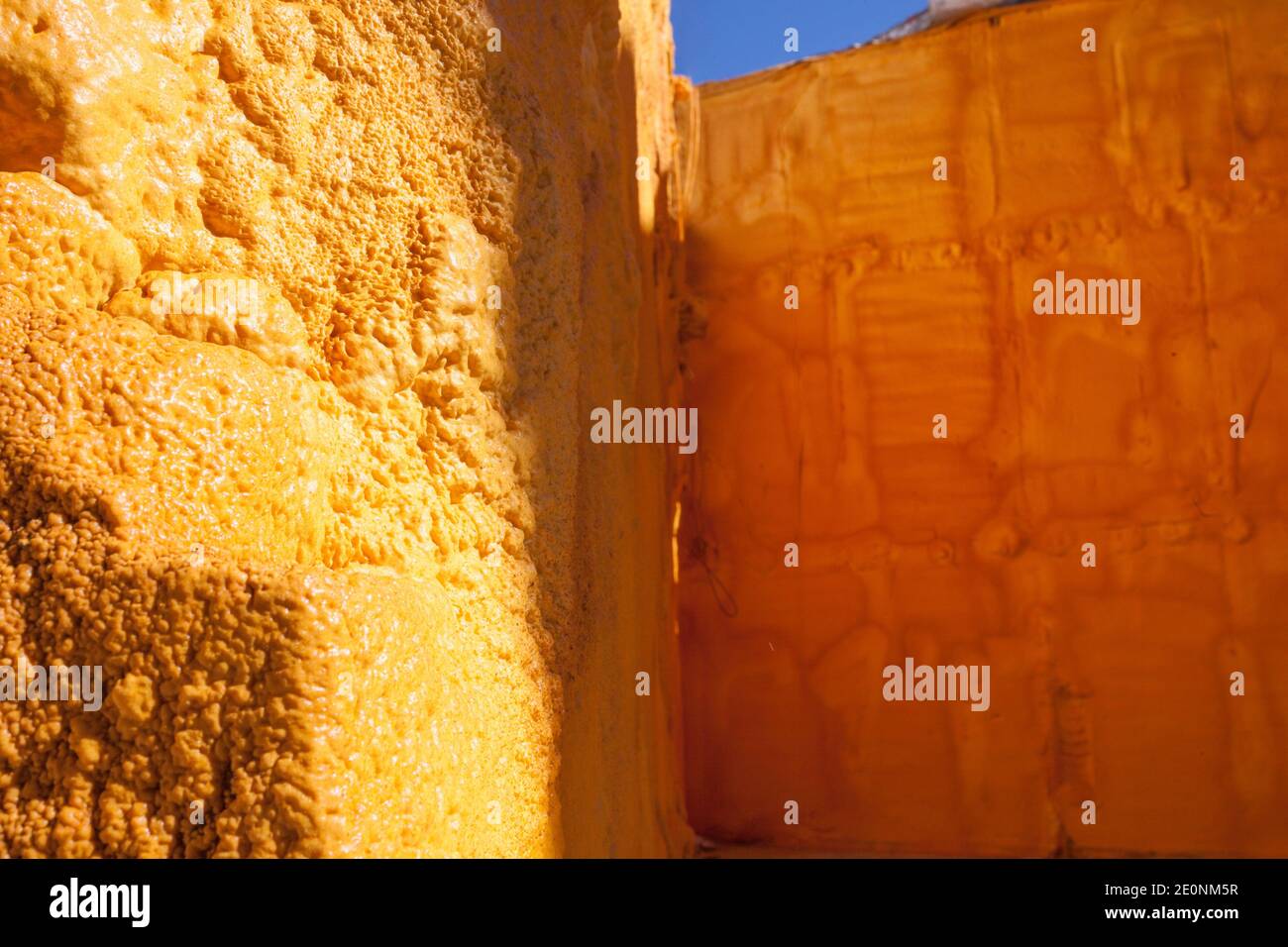 Außenisolierung der Hauswände mit gelbem Polyurethan-Schaum. Selektiver Fokus. Stockfoto