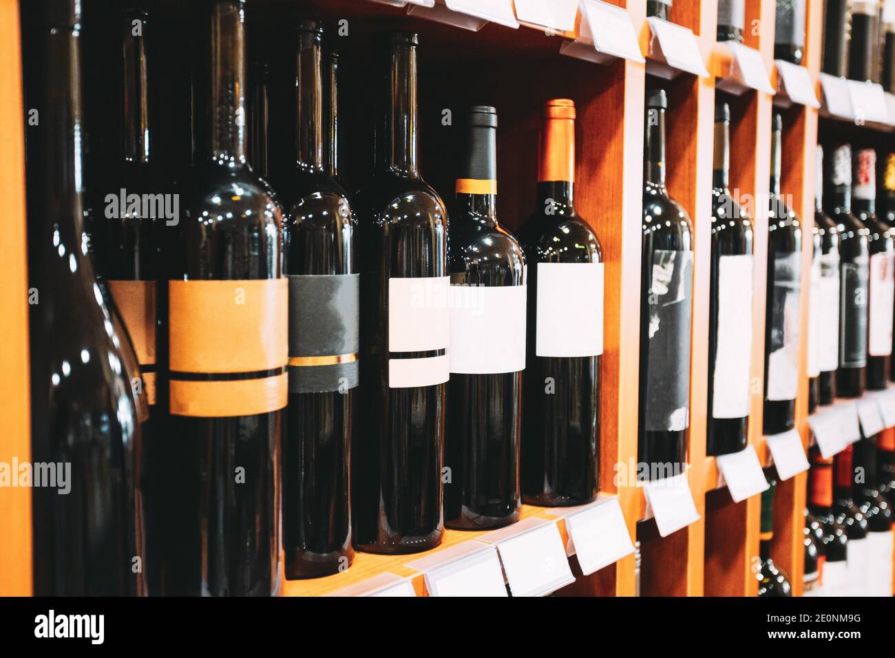 Regal Mit Alkoholischen Getranken Stockfotos Und Bilder Kaufen Alamy