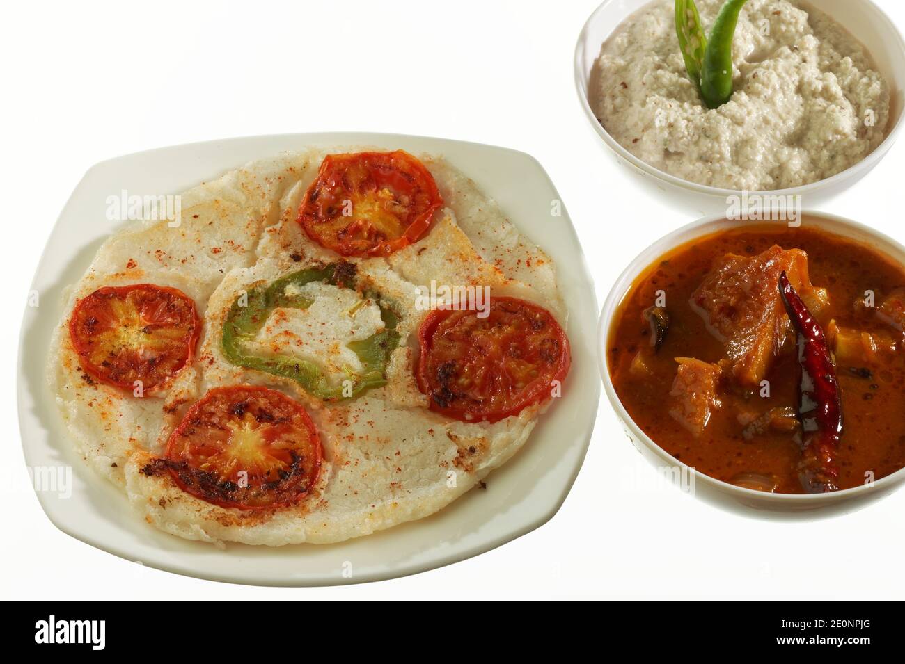 Uttapam, traditionelles südindisches Frühstück mit Sambar und Kokosnuss-Chutney. Stockfoto