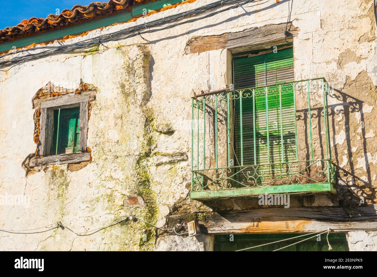 Fassade eines unbewohnten Hauses. Robregordo, Provinz Madrid, Spanien. Stockfoto