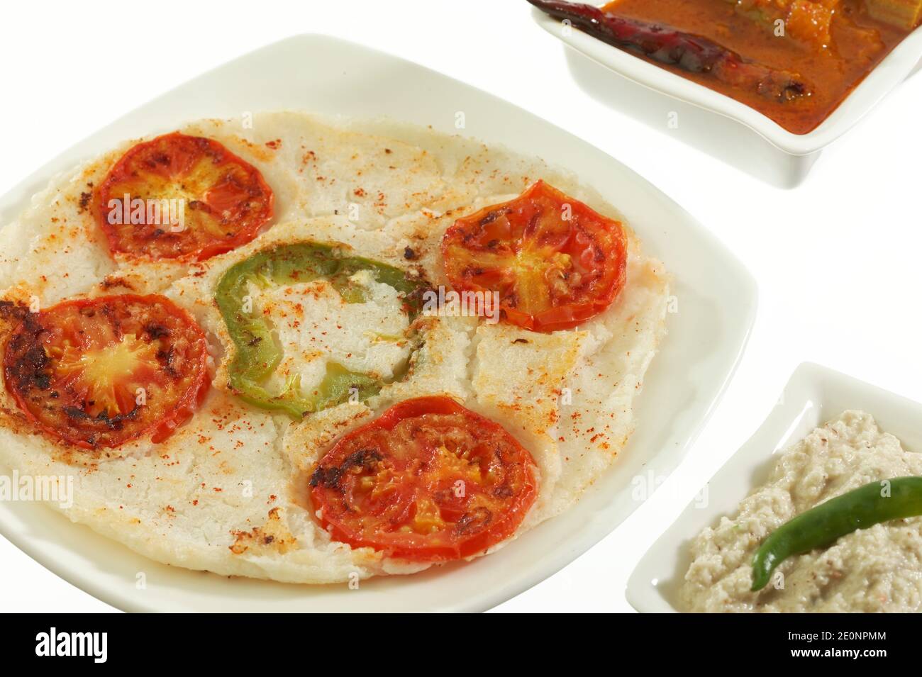 Uttapam, traditionelles südindisches Frühstück mit Sambar und Kokosnuss-Chutney. Stockfoto