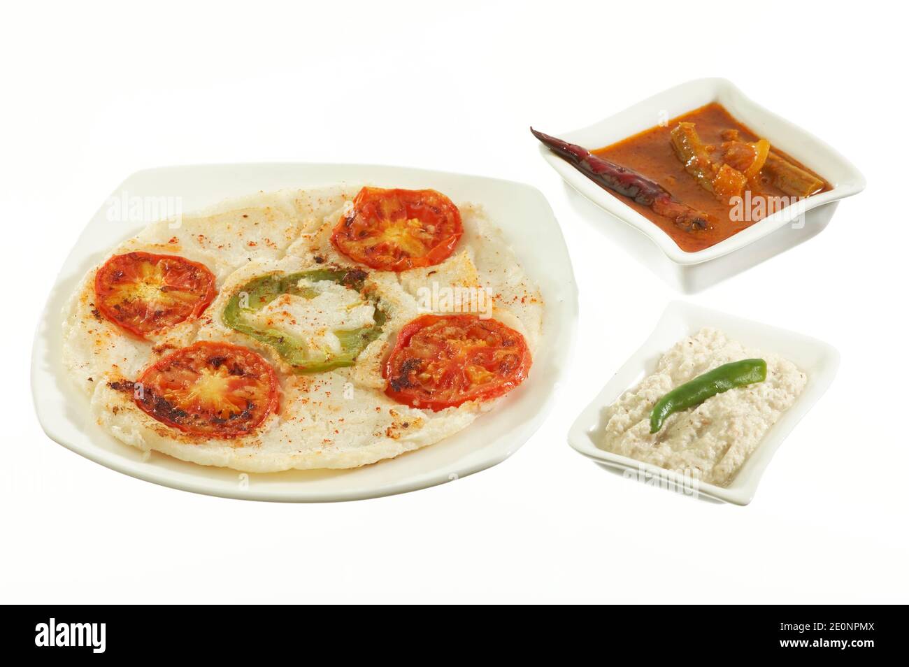 Uttapam, traditionelles südindisches Frühstück mit Sambar und Kokosnuss-Chutney. Stockfoto