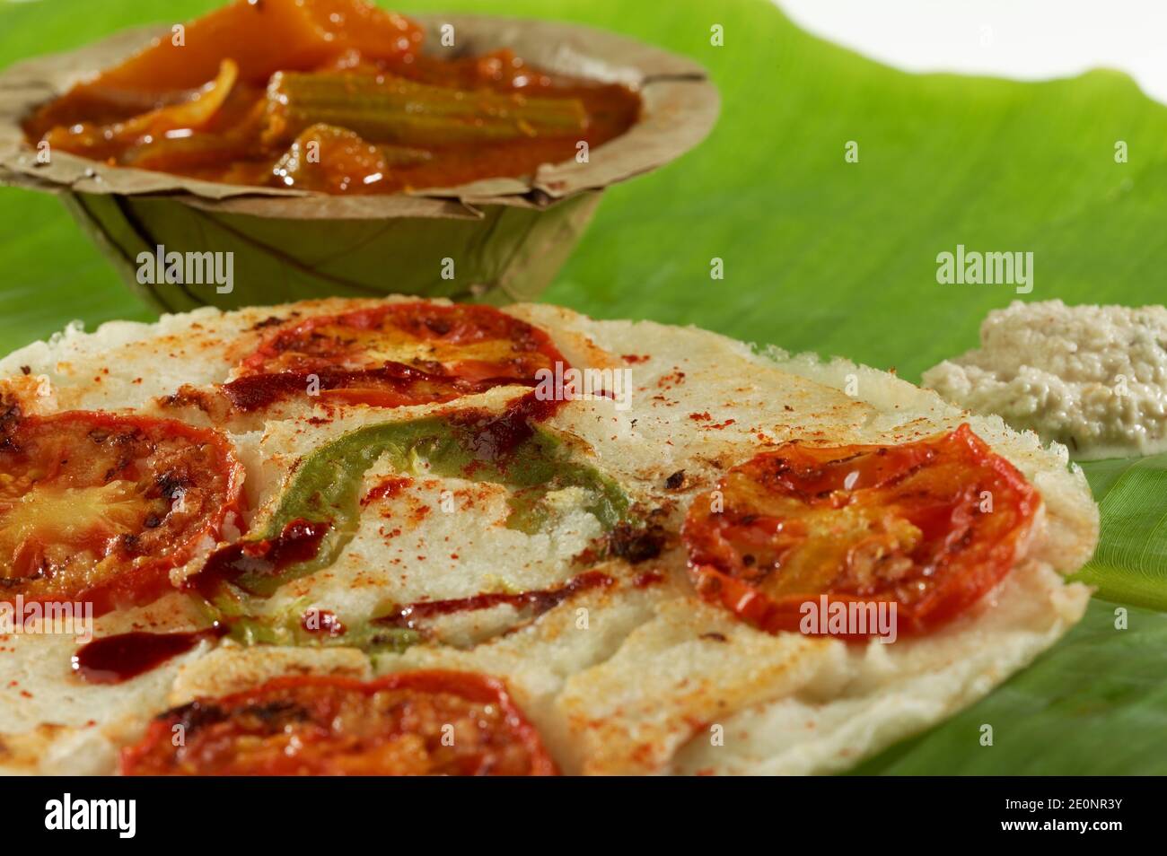 Uttapam, traditionelles südindisches Frühstück mit Sambar und Kokosnuss-Chutney. Stockfoto