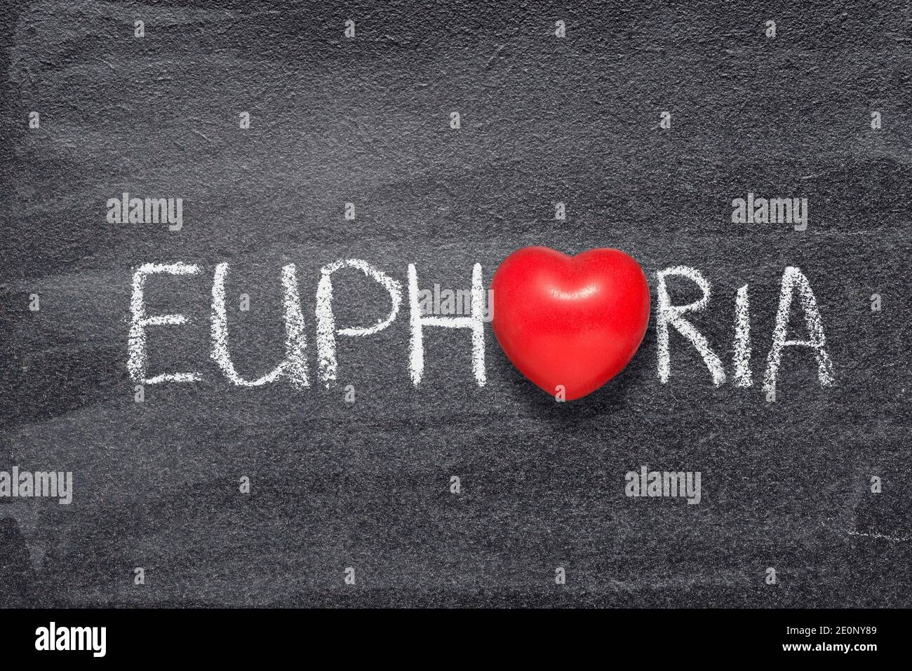 Euphorie Wort auf Kreidetafel mit rotem Herz Symbol geschrieben Stockfoto
