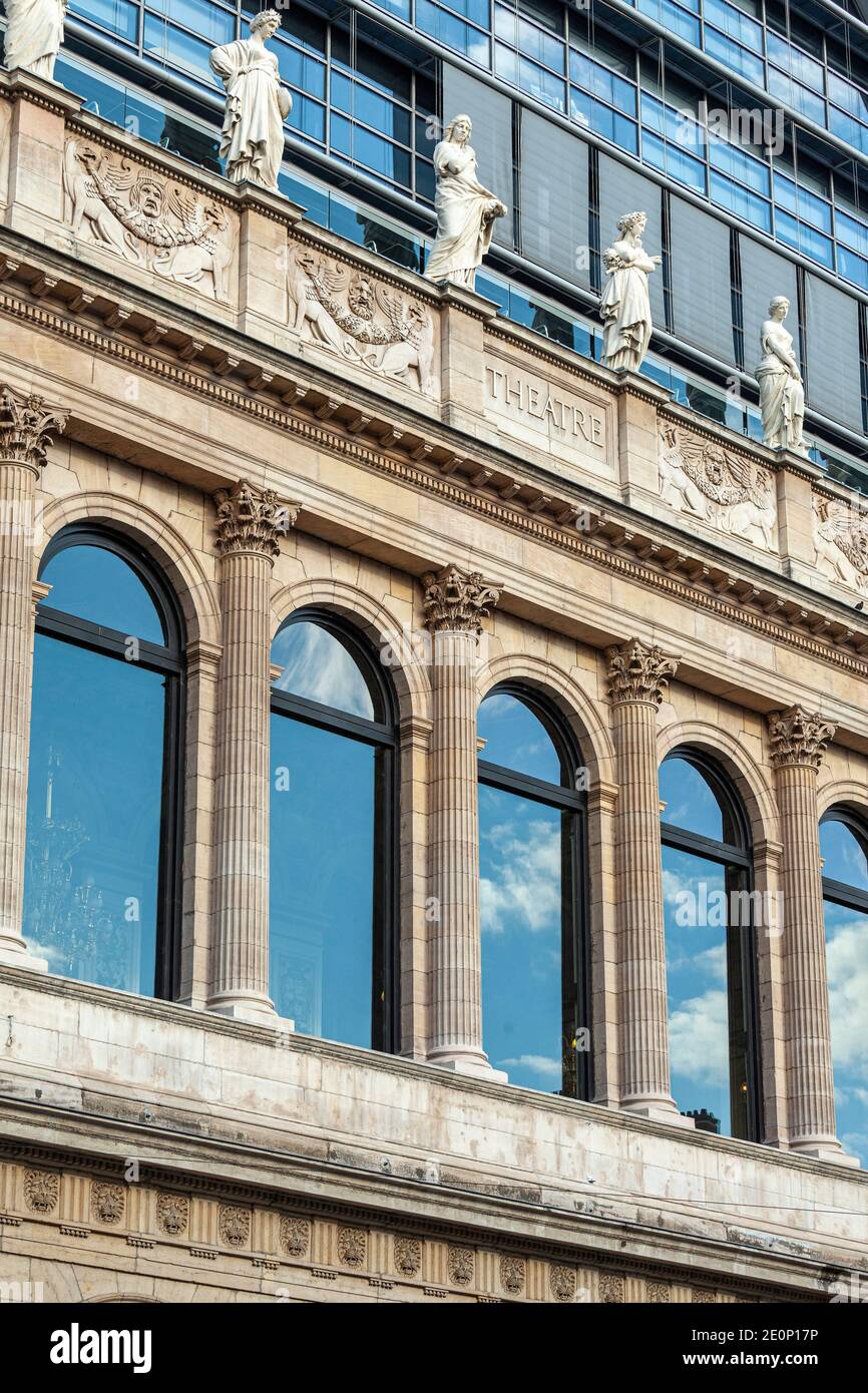 Buntglasfenster an der Fassade der Opéra de Lyon. Frankreich, Europa Stockfoto