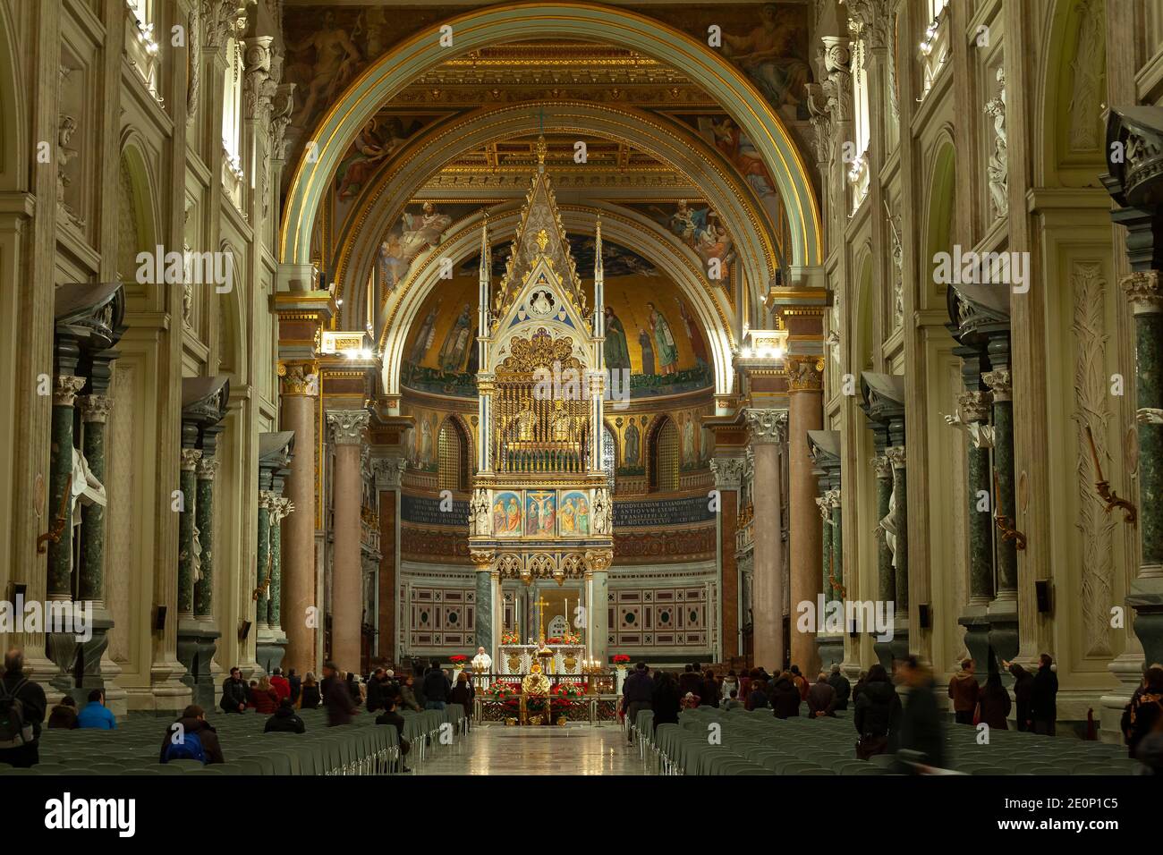 Innenraum der Basilika San Giovanni in Laterano, Hochaltar. Rom, Italien, Europa Stockfoto
