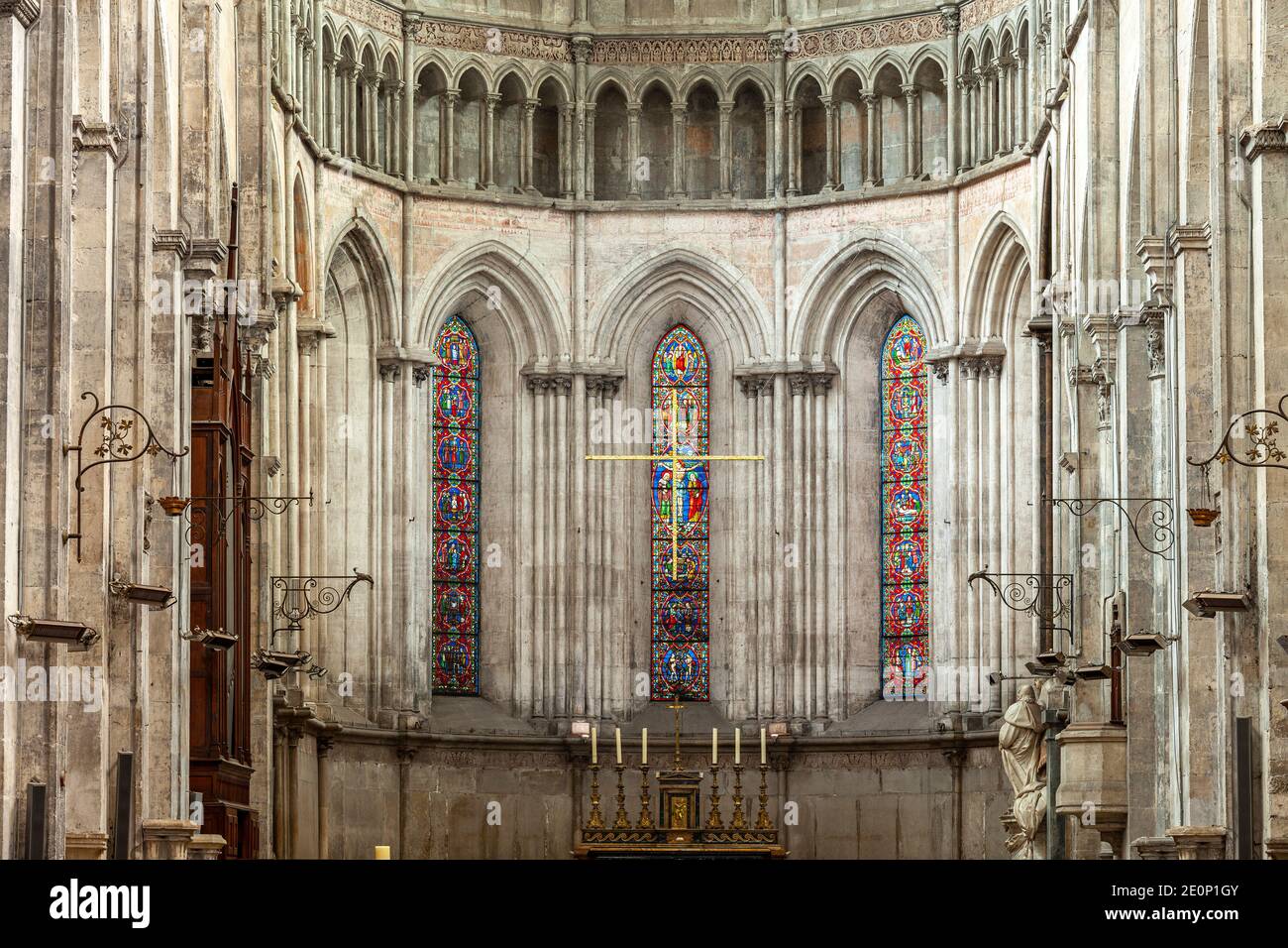 Apsis mit Buntglasfenstern der Kathedrale von San Maurizio. Vienne, Auvergne-Rhône-Alpes, Frankreich, Europa Stockfoto