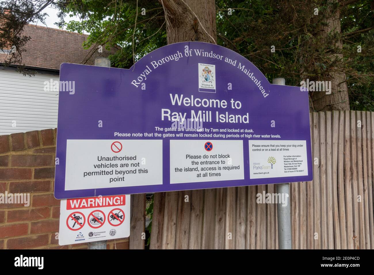 Schild am Fußgängereingang zu Ray Mill Island, River Thames, Maidenhead, Berkshire, UK. Stockfoto
