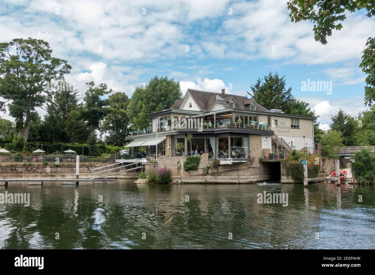 The Boathouse at Boulters Lock Restaurant, Ray Mill Island, River Thames, Maidenhead, Berkshire, Großbritannien. Stockfoto