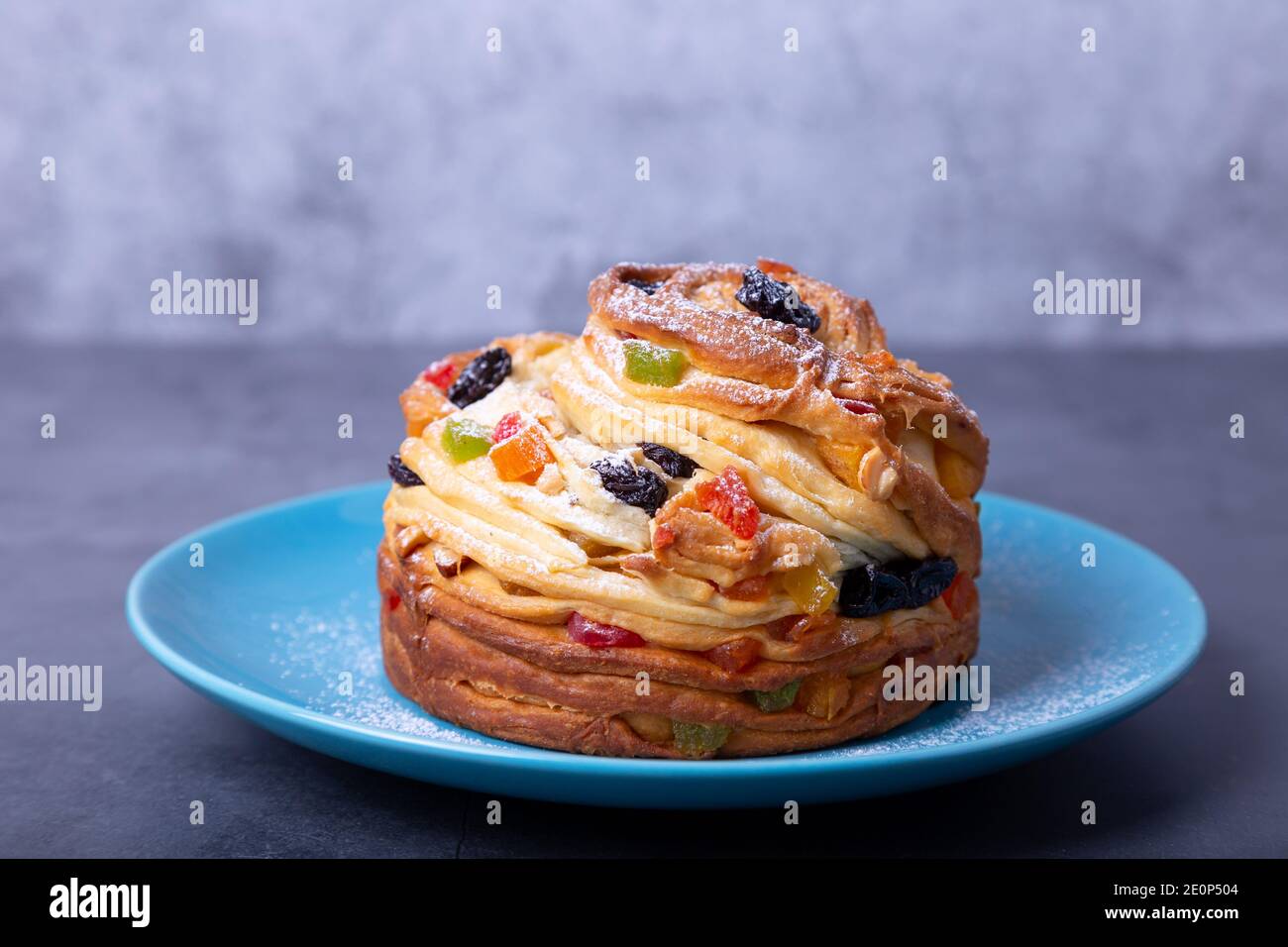 Craffin (Cruffin) mit Rosinen, Nüssen und kandierten Früchten. Osterbrot Kulich. Osterferien. Nahaufnahme. Stockfoto