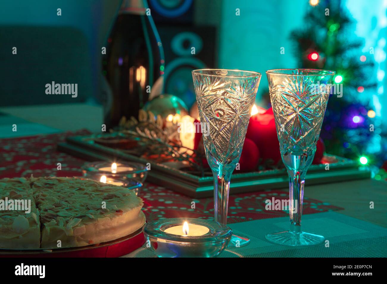 Zwei Gläser Champagner stehen für das neue Jahr auf dem Festtisch. Hochwertige Fotos Stockfoto