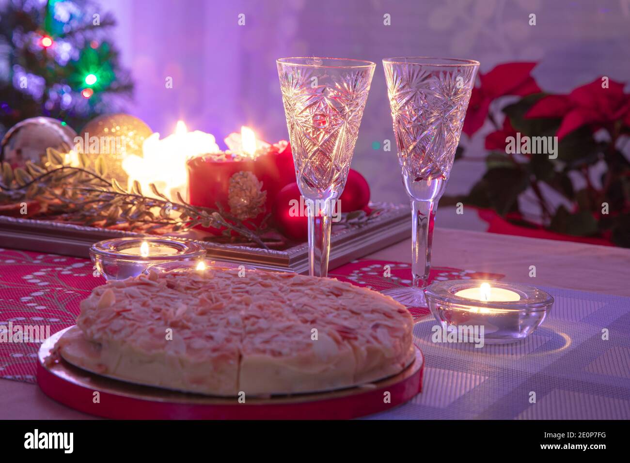 Zwei Gläser Champagner stehen für das neue Jahr auf dem Festtisch. Hochwertige Fotos Stockfoto