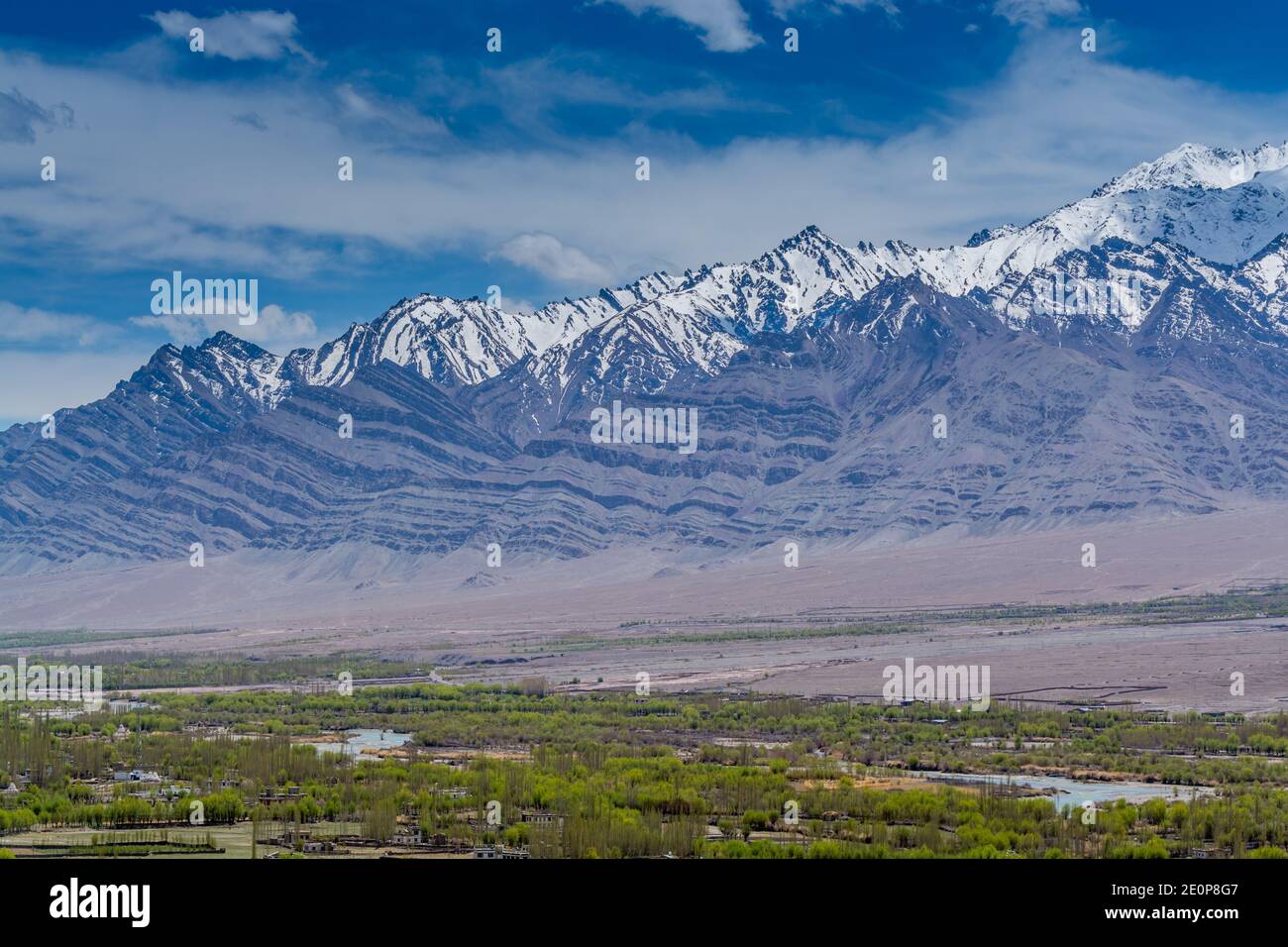 Schöne Landschaft mit Feldern von Delta des Indus Fluss, Tibetischen Gebäuden, Himalaya Schnee Berge und blauen Himmel, in Ladakh, Kaschmir, Blick aus Th Stockfoto