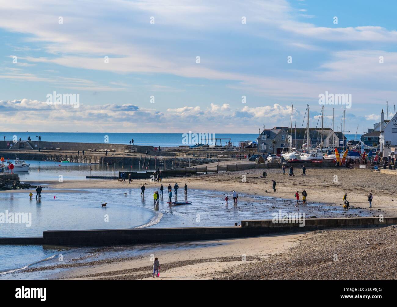 Lyme Regis, Dorset, Großbritannien. Januar 2021. UK Wetter: Ein knackiger, heller und sonniger Wintertag im Badeort Lyme Regis. Kredit: Celia McMahon/Alamy Live Nachrichten Stockfoto